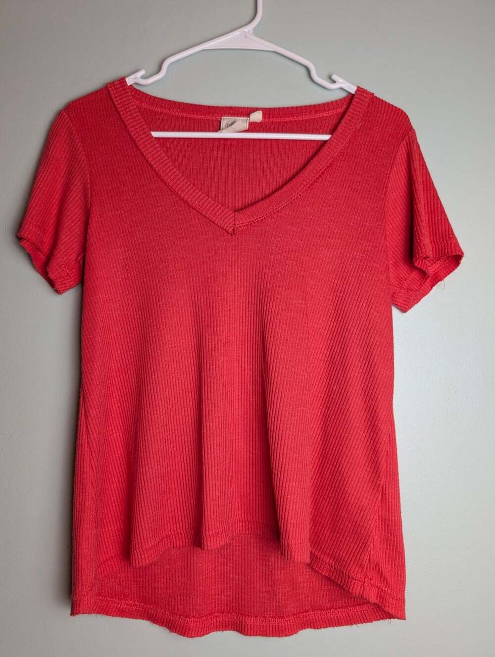 Boho Indie White Crow Red Ribbed V-Neck Short Sleeve High-Low Hem Tee Shirt XS